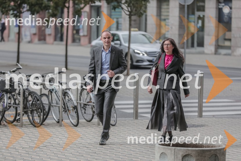  Anže Logar, poslanec SDS, predsednik Ljubljanskega odbora SDS ; dr.  Romana Jordan, bivša evroposlankaVložitev predsedniške kandidature dr. Anže Logar