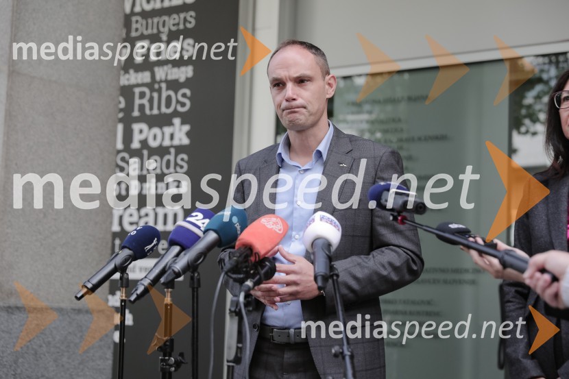  Anže Logar, poslanec SDS, predsednik Ljubljanskega odbora SDS Vložitev predsedniške kandidature dr. Anže Logar