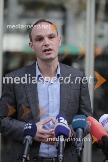  Anže Logar, poslanec SDS, predsednik Ljubljanskega odbora SDS Vložitev predsedniške kandidature dr. Anže Logar