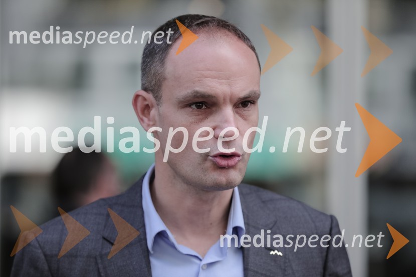  Anže Logar, poslanec SDS, predsednik Ljubljanskega odbora SDS Vložitev predsedniške kandidature dr. Anže Logar