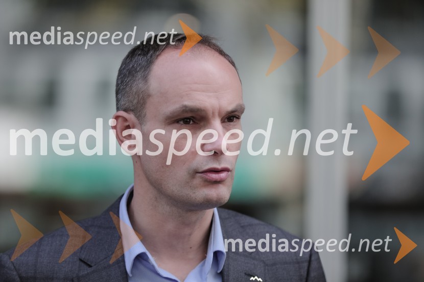  Anže Logar, poslanec SDS, predsednik Ljubljanskega odbora SDS Vložitev predsedniške kandidature dr. Anže Logar