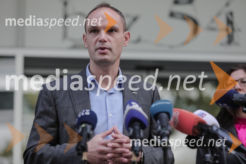  Anže Logar, poslanec SDS, predsednik Ljubljanskega odbora SDS Vložitev predsedniške kandidature dr. Anže Logar