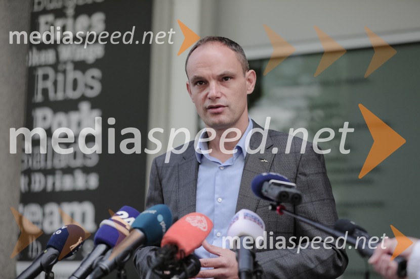  Anže Logar, poslanec SDS, predsednik Ljubljanskega odbora SDS Vložitev predsedniške kandidature dr. Anže Logar