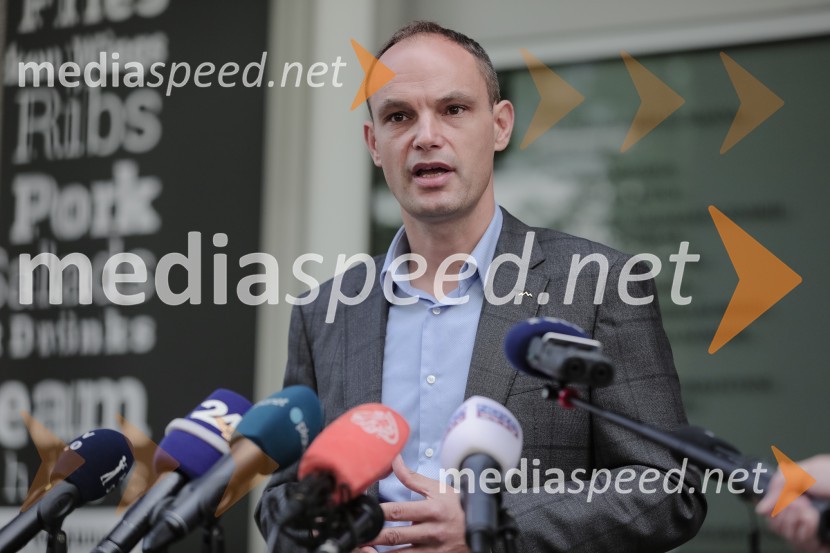  Anže Logar, poslanec SDS, predsednik Ljubljanskega odbora SDS Vložitev predsedniške kandidature dr. Anže Logar