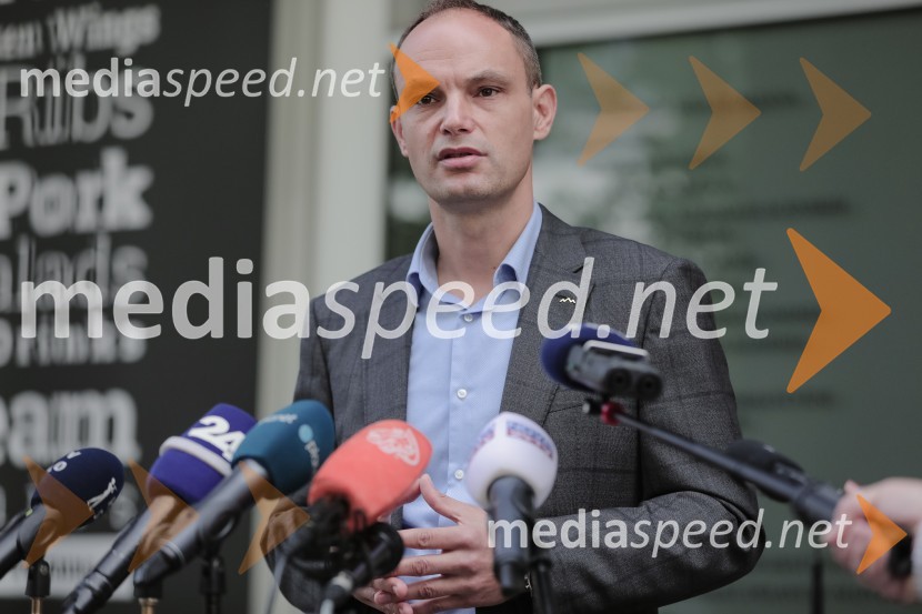  Anže Logar, poslanec SDS, predsednik Ljubljanskega odbora SDS Vložitev predsedniške kandidature dr. Anže Logar