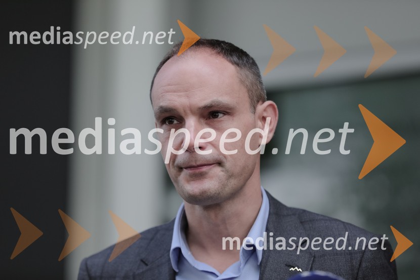  Anže Logar, poslanec SDS, predsednik Ljubljanskega odbora SDS Vložitev predsedniške kandidature dr. Anže Logar