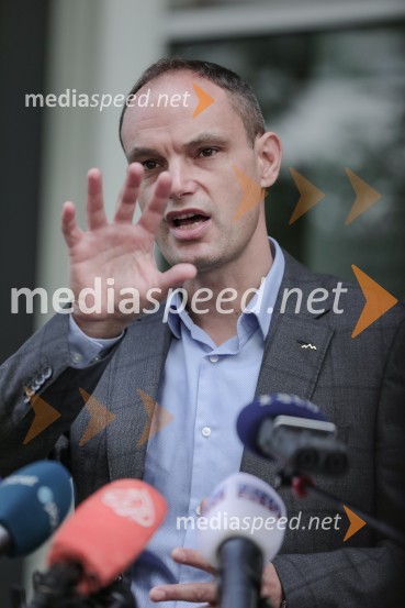  Anže Logar, poslanec SDS, predsednik Ljubljanskega odbora SDS Vložitev predsedniške kandidature dr. Anže Logar