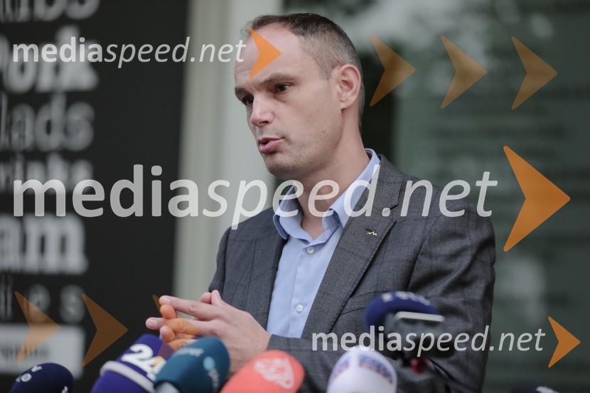  Anže Logar, poslanec SDS, predsednik Ljubljanskega odbora SDS Vložitev predsedniške kandidature dr. Anže Logar