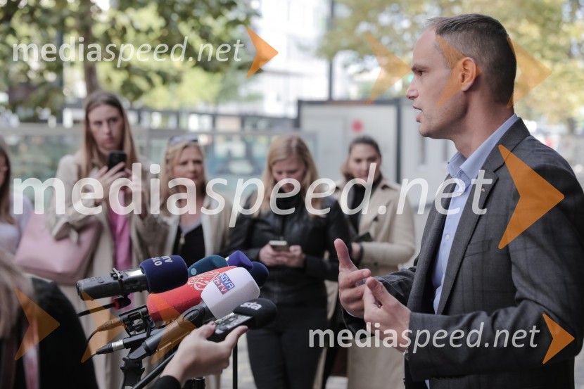  Anže Logar, poslanec SDS, predsednik Ljubljanskega odbora SDS Vložitev predsedniške kandidature dr. Anže Logar