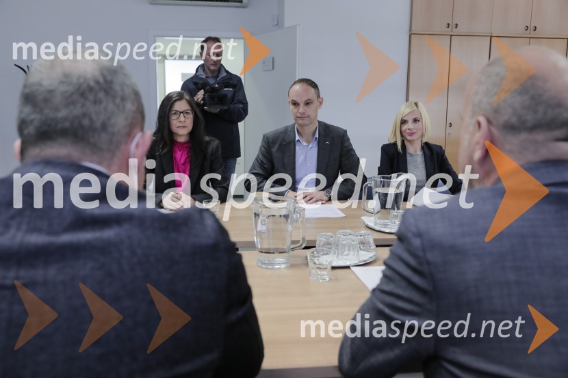 dr.  Romana Jordan, bivša evroposlanka;  Anže Logar, poslanec SDS, predsednik Ljubljanskega odbora SDS ; soproga ... ...Vložitev predsedniške kandidature dr. Anže Logar