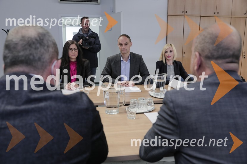 dr.  Romana Jordan, bivša evroposlanka;  Anže Logar, poslanec SDS, predsednik Ljubljanskega odbora SDS ; soproga ... ...Vložitev predsedniške kandidature dr. Anže Logar