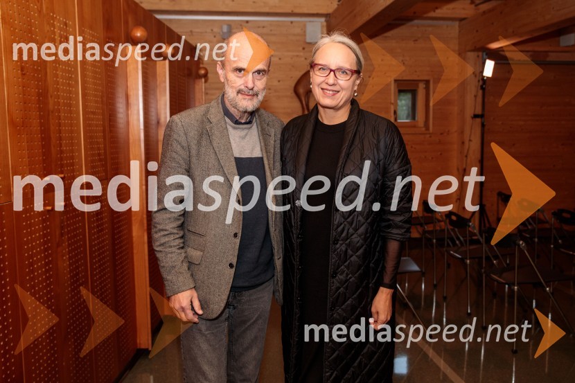  ... ;  Ksenija Horvat, novinarkaIskrivo v živo, mag. Mirko Cigler v pogovoru s Ksenijo Horvat