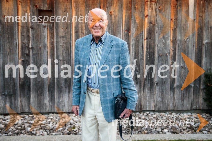  Božo Dimnik, lobist in poslovnež, častni konzul HrvaškeIskrivo v živo, mag. Mirko Cigler v pogovoru s Ksenijo Horvat