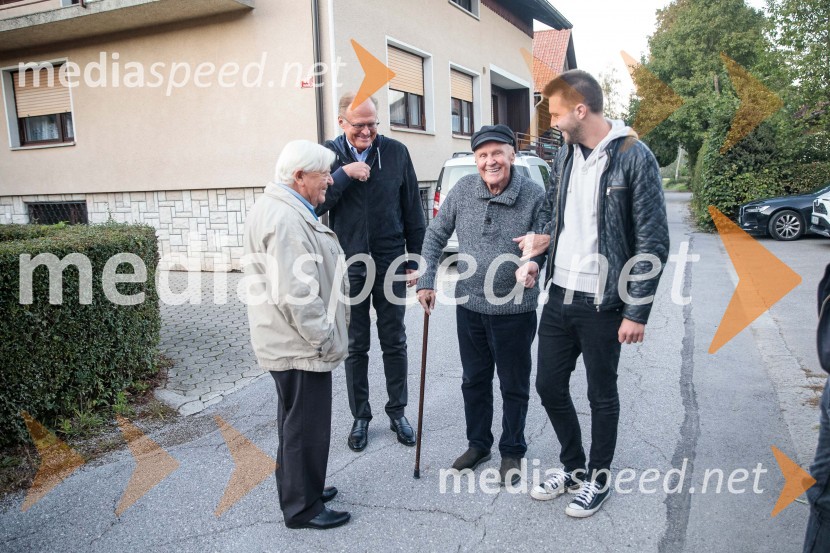  Milan Kučan, nekdanji predsednik Republike Slovenije;  Janez  Škrabec, direktor Riko d.o.o.;  Stanislav  Škrabec, nekdanji direktor, Riko Ribnica;  Matic ŠkrabecIskrivo v živo, mag. Mirko Cigler v pogovoru s Ksenijo Horvat