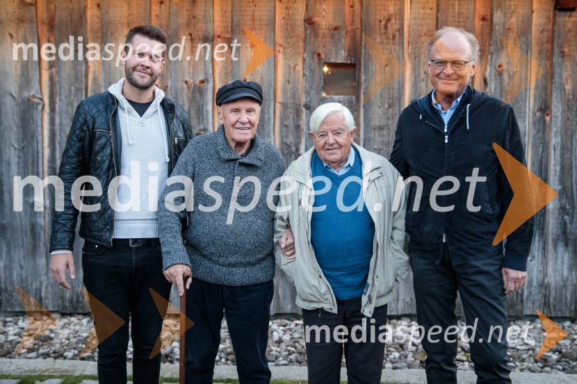  Matic Škrabec;  Stanislav  Škrabec, nekdanji direktor, Riko Ribnica;  Milan Kučan, nekdanji predsednik Republike Slovenije;  Janez  Škrabec, direktor Riko d.o.o.Iskrivo v živo, mag. Mirko Cigler v pogovoru s Ksenijo Horvat