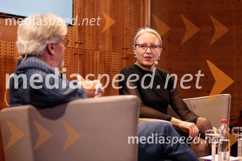 mag. Mirko Cigler, upokojeni diplomat, bivši veleposlanik;  Ksenija Horvat, novinarkaIskrivo v živo, mag. Mirko Cigler v pogovoru s Ksenijo Horvat