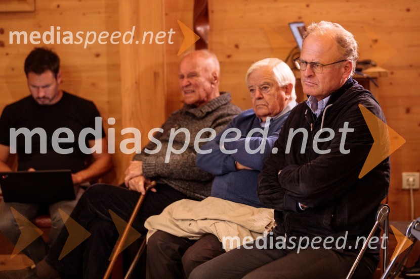  Stanislav  Škrabec, nekdanji direktor, Riko Ribnica;  Milan Kučan, nekdanji predsednik Republike Slovenije;  Janez  Škrabec, direktor Riko d.o.o.Iskrivo v živo, mag. Mirko Cigler v pogovoru s Ksenijo Horvat