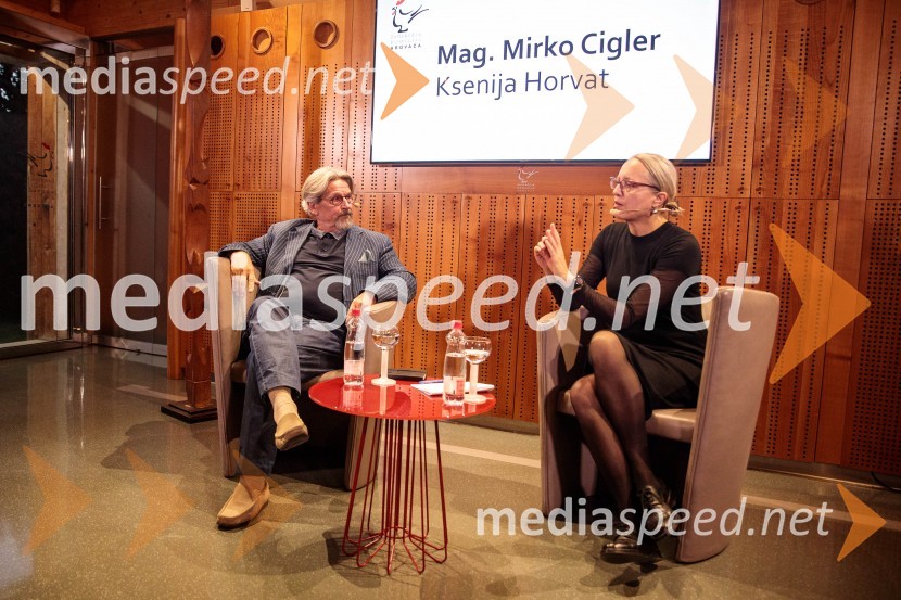 mag. Mirko Cigler, upokojeni diplomat, bivši veleposlanik;  Ksenija Horvat, novinarkaIskrivo v živo, mag. Mirko Cigler v pogovoru s Ksenijo Horvat