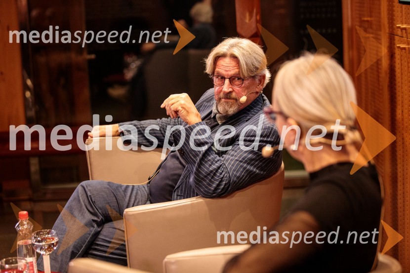 mag. Mirko Cigler, upokojeni diplomat, bivši veleposlanik;  Ksenija Horvat, novinarkaIskrivo v živo, mag. Mirko Cigler v pogovoru s Ksenijo Horvat