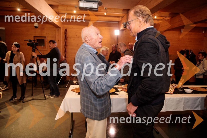  Božo Dimnik, lobist in poslovnež, častni konzul Hrvaške;  Janez  Škrabec, direktor Riko d.o.o.Iskrivo v živo, mag. Mirko Cigler v pogovoru s Ksenijo Horvat