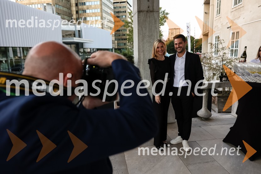  Barbara Murn Vrviščar, direktorica Pionirskega doma;  Tadej Pišek, igralecPionirski dom otvoril sezono s predstavitvijo Pionirskega teatra