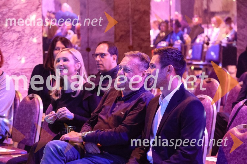  Barbara Murn Vrviščar, direktorica Pionirskega doma;  Zoran Janković, župan, Mestna občina Ljubljana;  Tadej Pišek, igralecPionirski dom otvoril sezono s predstavitvijo Pionirskega teatra