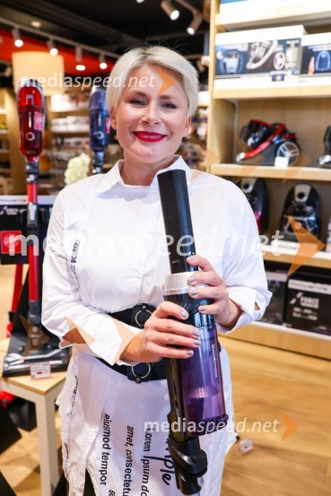  Ana  Praznik, voditeljica, pevka BepopOtvoritev trgovine Home and Cook v BTC Ljubljana