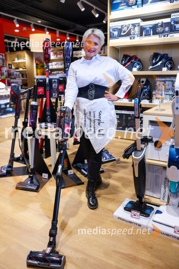  Ana  Praznik, voditeljica, pevka BepopOtvoritev trgovine Home and Cook v BTC Ljubljana