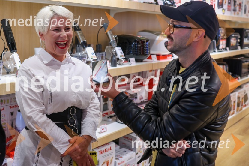  Ana  Praznik, voditeljica, pevka BepopOtvoritev trgovine Home and Cook v BTC Ljubljana