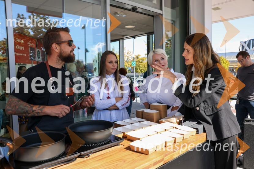  Bine Volčič, kuharski mojster;  Tinkara Fortuna, skupina Bepop;  Ana  Praznik, voditeljica, pevka Bepop;  Alenka  Husič, pevka, skupina Sopranos, skupina BepopOtvoritev trgovine Home and Cook v BTC Ljubljana