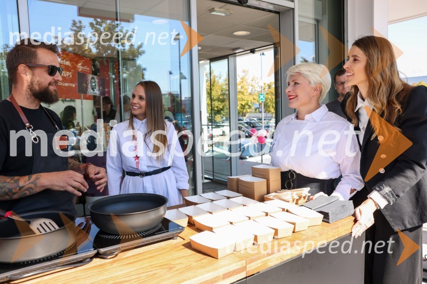  Bine Volčič, kuharski mojster;  Tinkara Fortuna, skupina Bepop;  Ana  Praznik, voditeljica, pevka Bepop;  Alenka  Husič, pevka, skupina Sopranos, skupina BepopOtvoritev trgovine Home and Cook v BTC Ljubljana