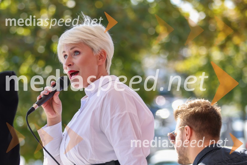  Ana  Praznik, voditeljica, pevka BepopOtvoritev trgovine Home and Cook v BTC Ljubljana