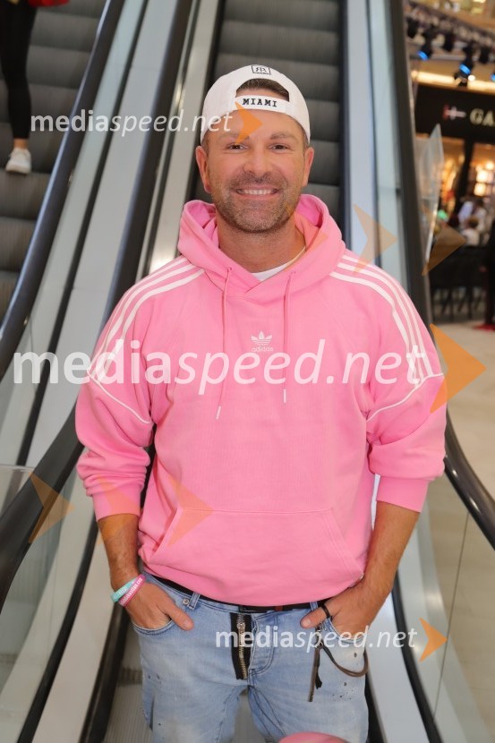  Sebastian Podgornik, pevec in plesalecEuroparkova jesenska modna revija