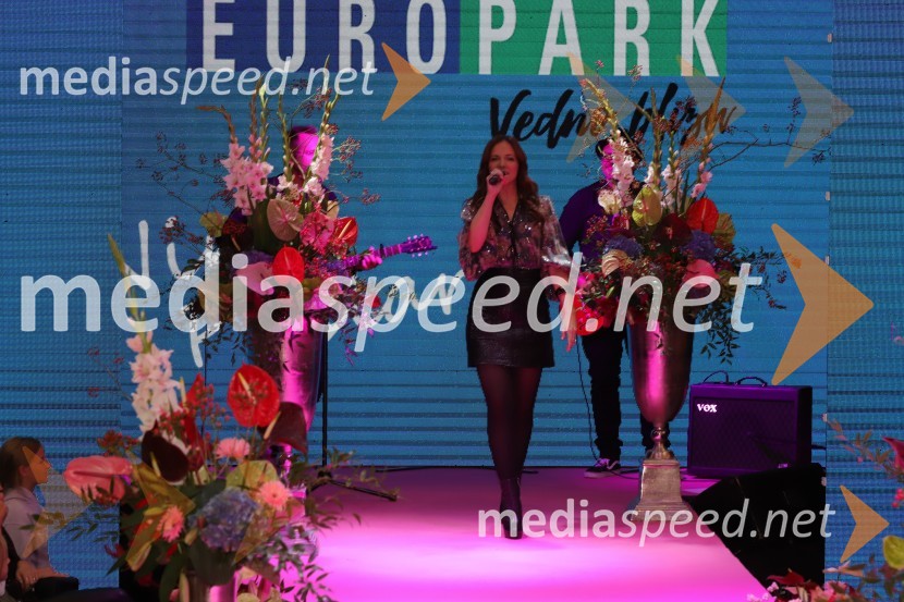  Nina Pušlar, pevkaEuroparkova jesenska modna revija