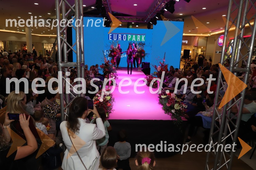  Nina Pušlar, pevkaEuroparkova jesenska modna revija