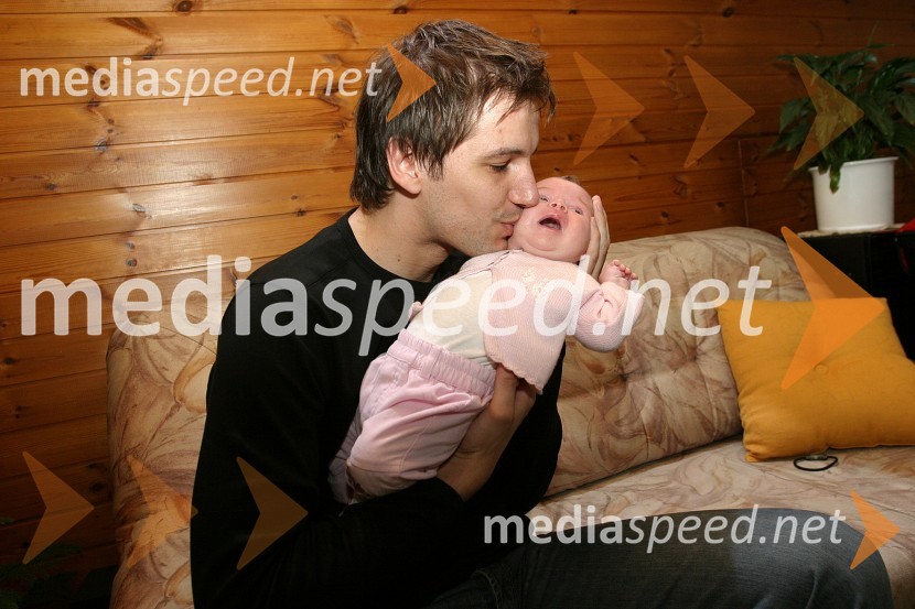 Stipe Jerič, urednik RTS s hčerko Mino 
Stipe Jerič, urednik RTS s hčerko Mino