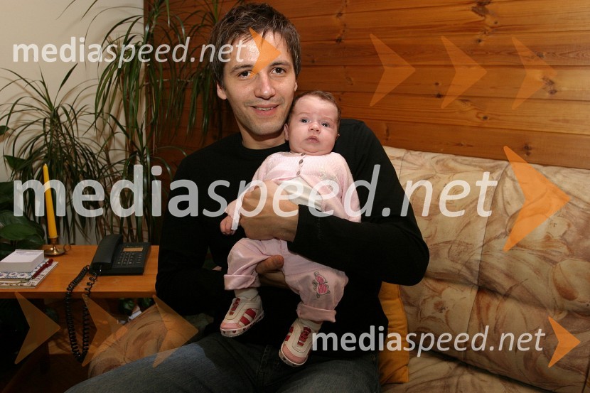 Stipe Jerič, urednik RTS s hčerko Mino 
Stipe Jerič, urednik RTS s hčerko Mino