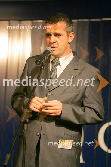Uroš SkuhalaPodelitev priznanj Gazela 2004