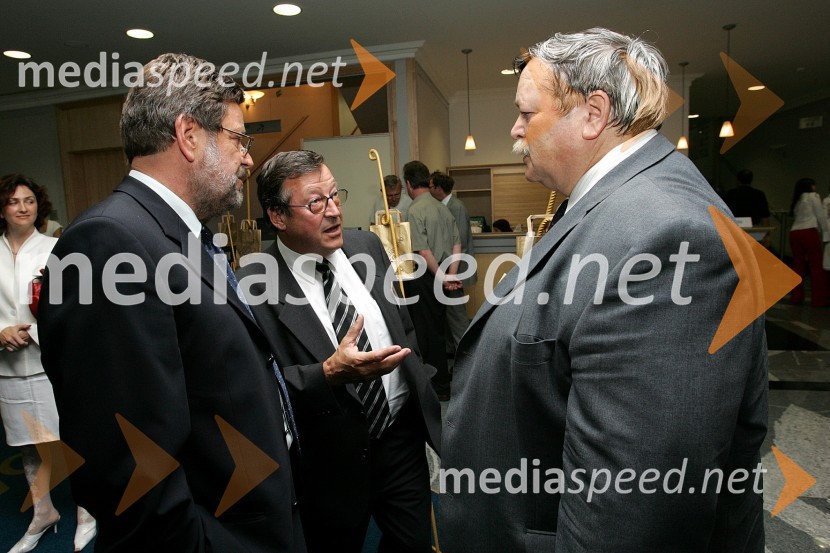 Jože Petrovčič, glavni urednik Gospodarski vestnik, Jože Bregar, direktor podjetja Tehcenter Ptuj in mag. Jože Protner, direktor GZS Območne obrtne zbornice MariborPodelitev priznanj Gazela 2004