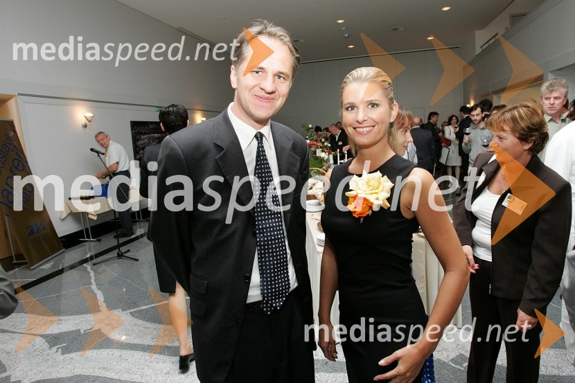 ... in Bernarda Žarn, voditeljica prireditvePodelitev priznanj Gazela 2004