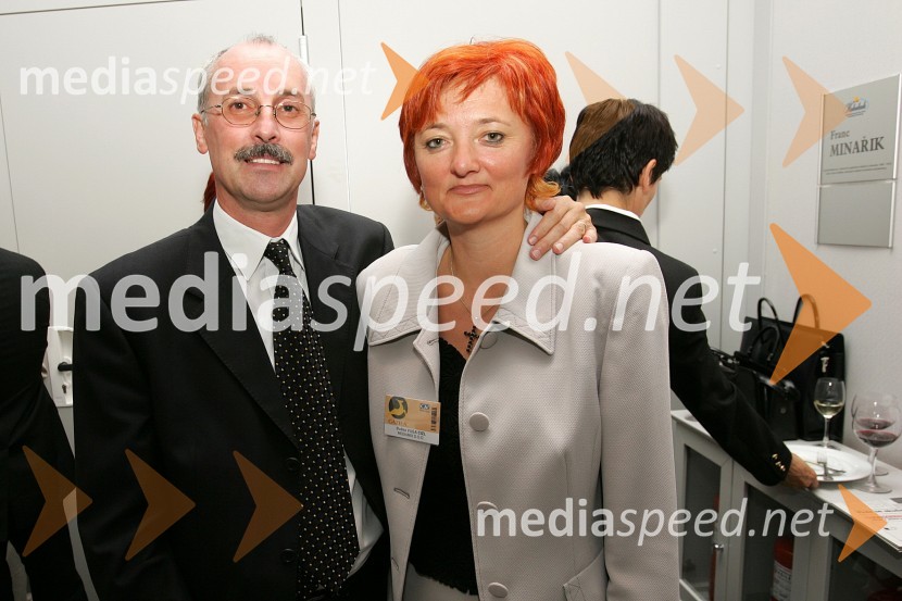 Srečko Pirtovšek, odgovorni urednik revij Založbe Kapital in Duška Vuga Cizl, direktorica agencije MediamixPodelitev priznanj Gazela 2004