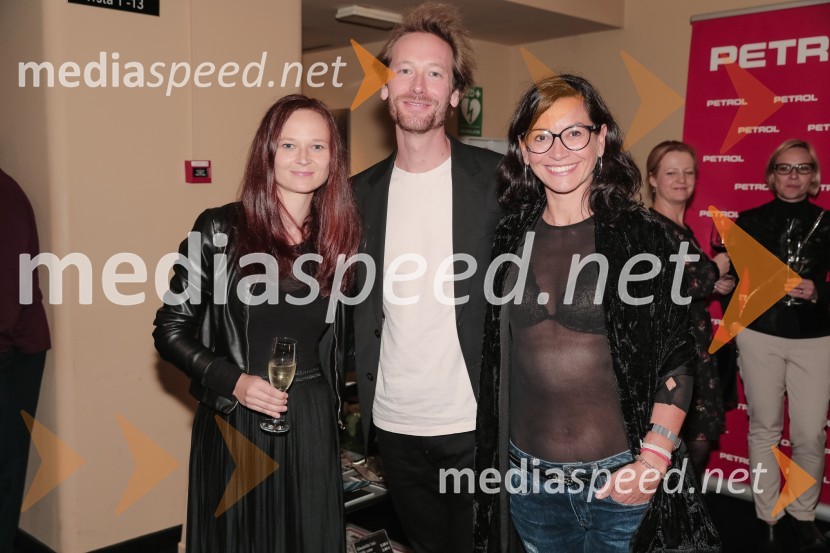  Katarina Koprivnikar, marketing MGL; dr. Ignac Fock, Filozofska fakulteta, Univerza v Ljubljani;  Simona  Belle, služba za stike z javnostmi MGLIdiot, premiera drame in podelitev Delovih nagrad