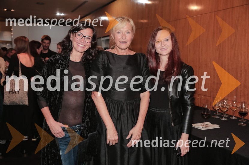  Simona  Belle, služba za stike z javnostmi MGL;  Judita Zidar, igralka;  Katarina Koprivnikar, marketing MGLIdiot, premiera drame in podelitev Delovih nagrad