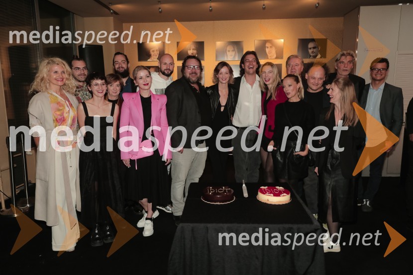  Tanja Dimitrievska, igralka;  Matic Maco Lukšič, igralec;  ... ;  ... ;  Gal  Oblak, igralec ;  Eva Mahkovic, dramaturginja;  Jaka Lah, igralec;  Primož Pirnat, igralec;  Ajda Smrekar, igralka;  Filip Samobor, igralec;  Klara Kuk, igralka, manekenka;  Jožef Ropoša, igralec;  Viktorija Bencik Emeršič, igralka;  Gašper Jarni, igralec;  Lena Hribar  Škrlec, igralka;  Boris  Kerč, igralec;  Juš A. Zidar, režiserIdiot, premiera drame in podelitev Delovih nagrad