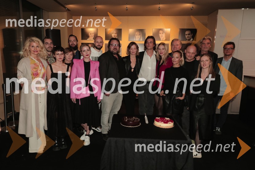  Tanja Dimitrievska, igralka;  Matic Maco Lukšič, igralec;  ... ;  ... ;  Gal  Oblak, igralec ;  Eva Mahkovic, dramaturginja;  Jaka Lah, igralec;  Primož Pirnat, igralec;  Ajda Smrekar, igralka;  Filip Samobor, igralec;  Klara Kuk, igralka, manekenka;  Viktorija Bencik Emeršič, igralka;  Jožef Ropoša, igralec;  Gašper Jarni, igralec;  Boris  Kerč, igralec;  Lena Hribar  Škrlec, igralka;  Juš A. Zidar, režiserIdiot, premiera drame in podelitev Delovih nagrad