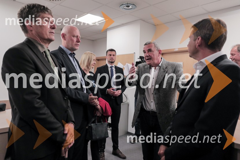  ... ; dr. Milan Brglez, nekdanji predsednik Državnega zbora Republike Slovenije, kandidat na predsedniških volitvah 2022;  ... ;  ... ;  ... ;  ... Milan Brglez, vložitev predsedniške kandidature