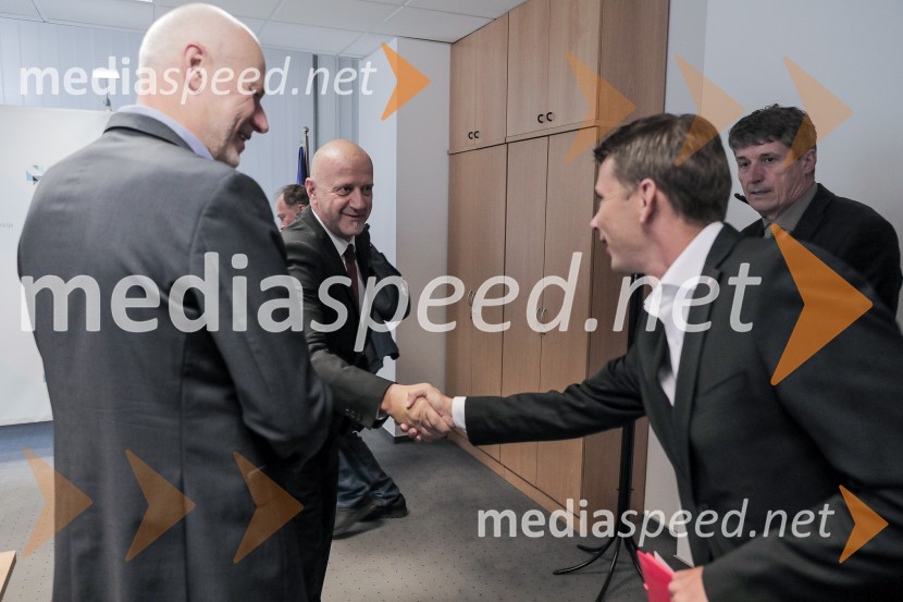 dr. Milan Brglez, nekdanji predsednik Državnega zbora Republike Slovenije, kandidat na predsedniških volitvah 2022;  ... ;  ... ;  ... Milan Brglez, vložitev predsedniške kandidature