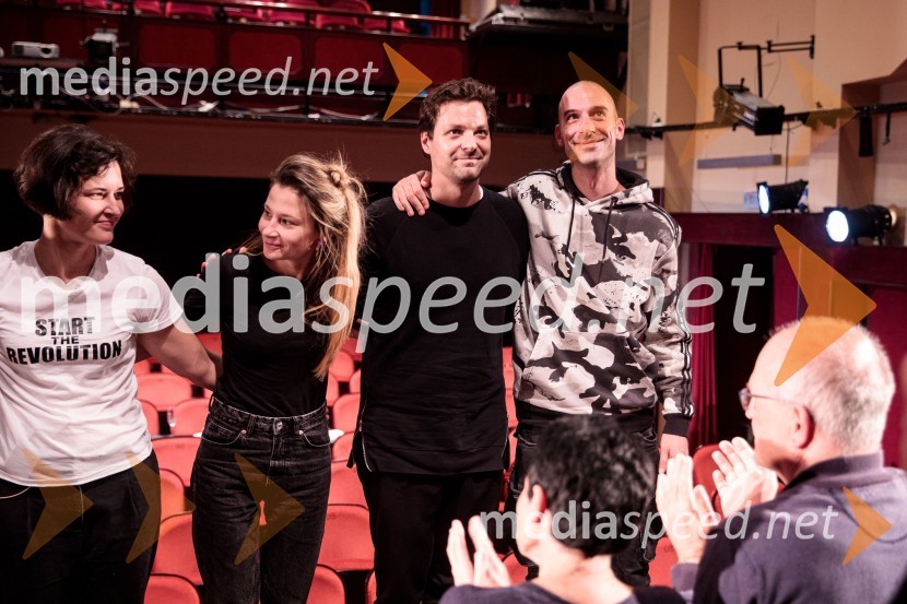  Doroteja Nadrah, igralka;  Nina Rajić Kranjac, režiserka;  Tibor Hrs Pandur, dramaturg;  Borut Bučinel, oblikovalec svetlobeZaprta študija. »New Constructive Ethics«, premiera v Prešernovem gledališču Kranj