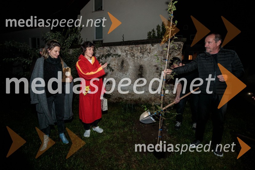  Nina Rajić Kranjac, režiserka;  Doroteja Nadrah, igralka;  Ciril Roblek, inspicient PGKZaprta študija. »New Constructive Ethics«, premiera v Prešernovem gledališču Kranj