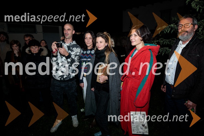  Borut Bučinel, oblikovalec svetlobe;  Tamara Avguštin, igralka;  Nina Rajić Kranjac, režiserka;  Doroteja Nadrah, igralka;  ... Zaprta študija. »New Constructive Ethics«, premiera v Prešernovem gledališču Kranj